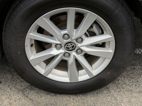 Used 2025 Toyota Camry LE image 28