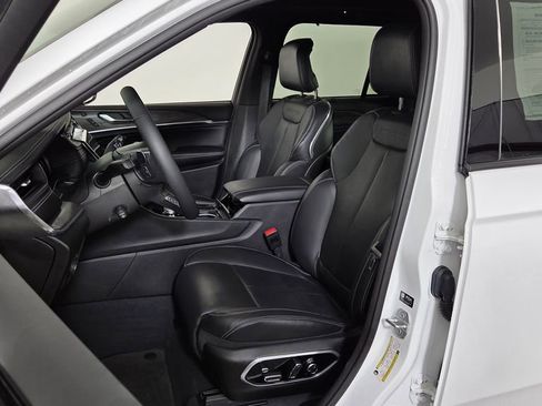 Used 2023 Jeep Grand Cherokee Overland w/ Luxury Tech Group IV image 15