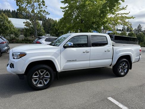 Used 2017 Toyota Tacoma Limited w/ Tow Package AWD/4WD image 3