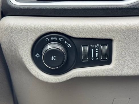 Used 2022 Chrysler Pacifica Touring-L image 29