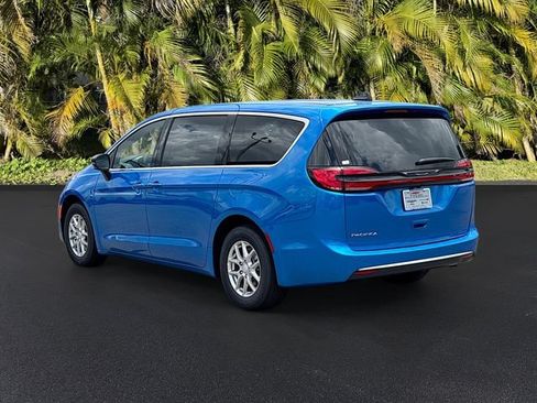 New 2027 Chrysler Pacifica Select FWD image 3