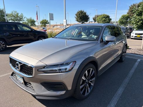 Used 2020 Volvo V60 T5 Cross Country AWD/4WD image 5