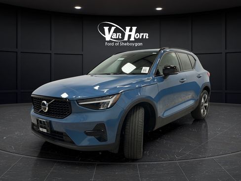 Used 2024 Volvo XC40 B5 Core w/ Protection Package Premier AWD/4WD image 3