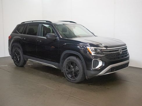 Used 2024 Volkswagen Atlas Peak Edition SE AWD/4WD image 1