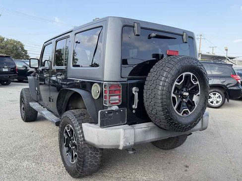 Used 2013 Jeep Wrangler Unlimited Sahara w/ Connectivity Group AWD/4WD image 19