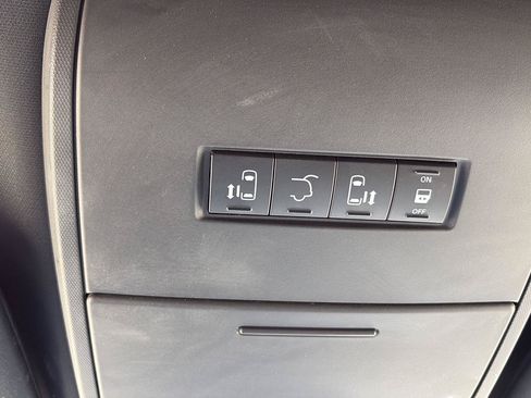 Used 2019 Dodge Grand Caravan SXT FWD image 14