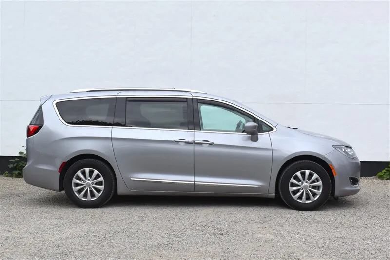 Used 2018 Chrysler Pacifica Touring-L FWD image 6
