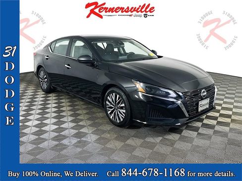 Used 2024 Nissan Altima 2.5 SV image 1