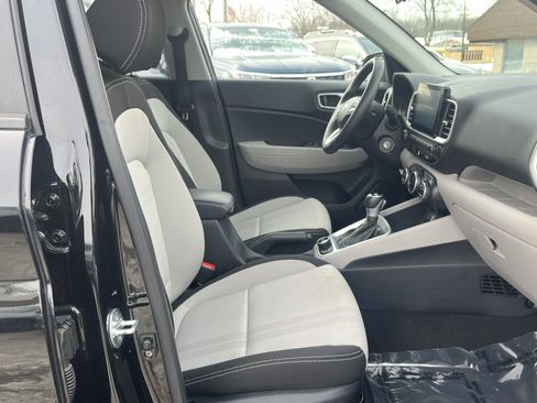 Used 2023 Hyundai Venue SEL image 18