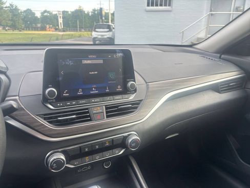 Used 2025 Nissan Altima 2.5 SV FWD image 36