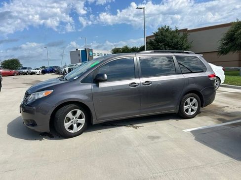 Used 2012 Toyota Sienna LE FWD image 6