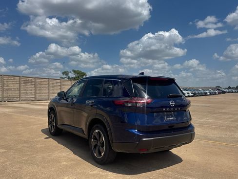 Used 2025 Nissan Rogue SV AWD/4WD image 16