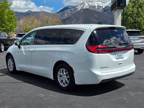 Used 2023 Chrysler Pacifica Touring-L FWD image 5