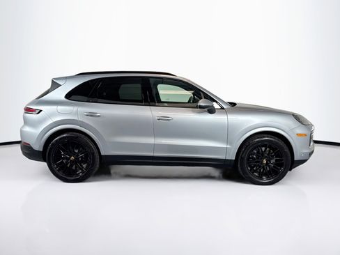 Used 2025 Porsche Cayenne image 8