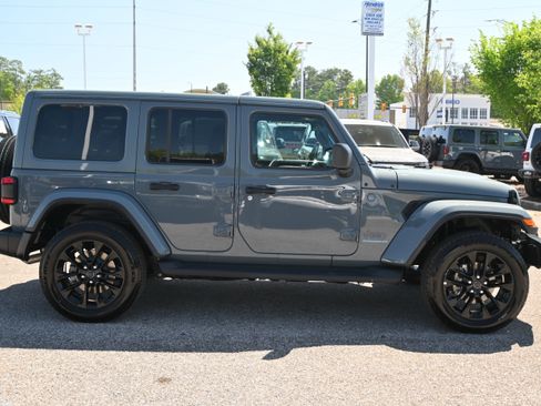 Used 2025 Jeep Wrangler Sahara image 16