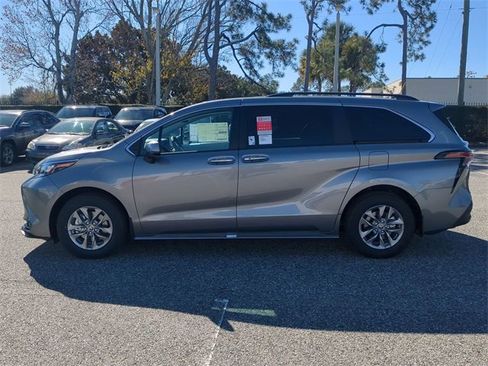 New 2026 Toyota Sienna XLE image 7