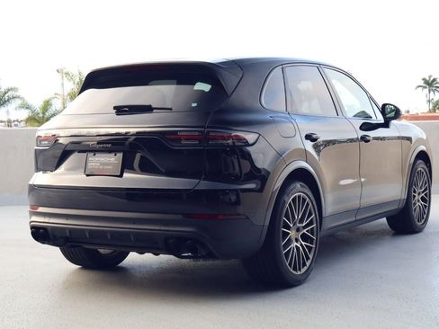 Certified 2023 Porsche Cayenne Platinum Edition image 9