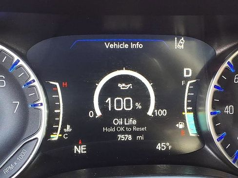 Used 2026 Chrysler Pacifica Limited FWD image 32