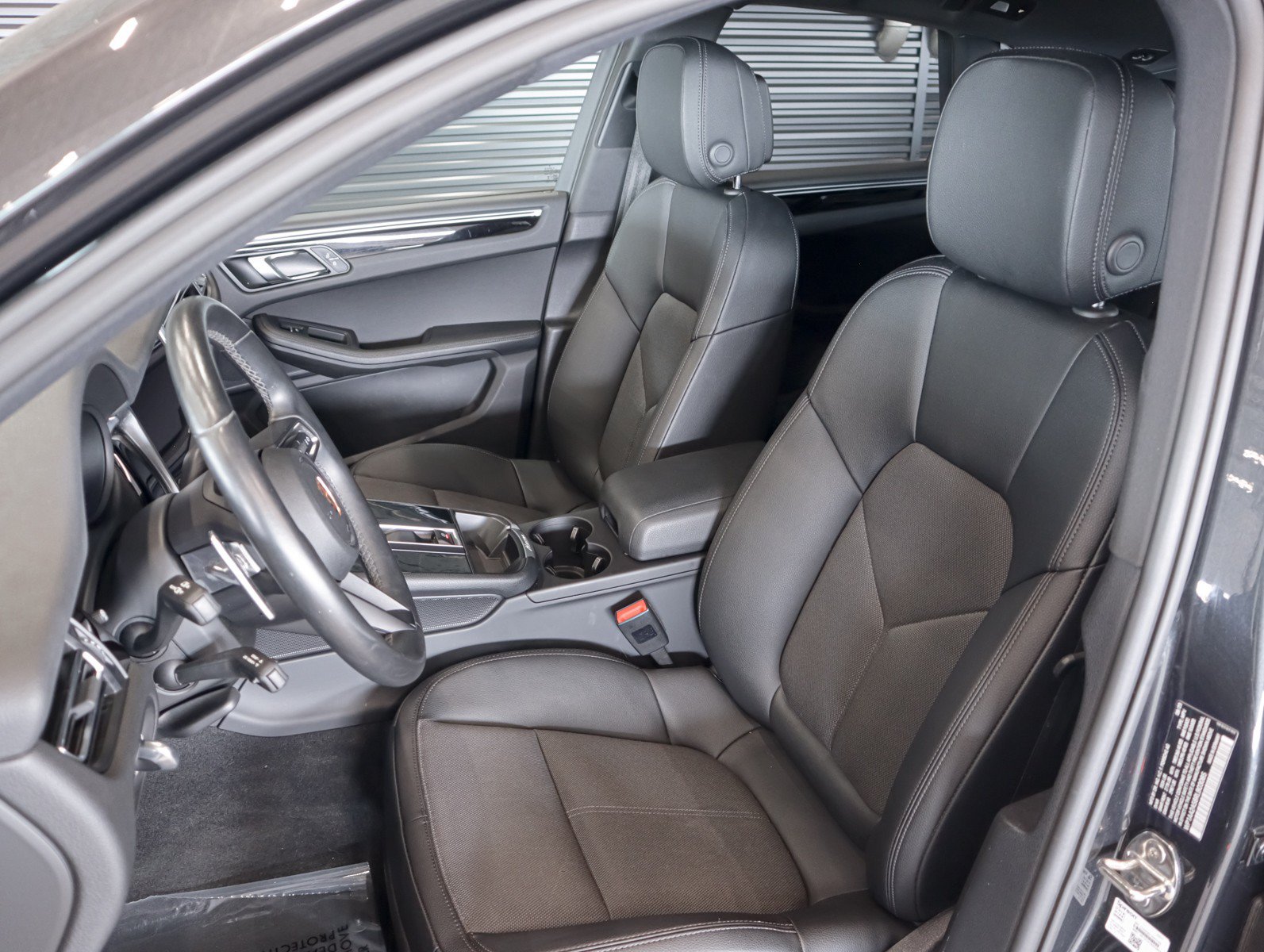 Certified 2024 Porsche Macan AWD/4WD image 5