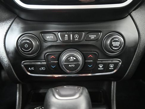 Used 2020 Jeep Cherokee Limited image 32