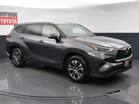 Used 2022 Toyota Highlander XLE image 6