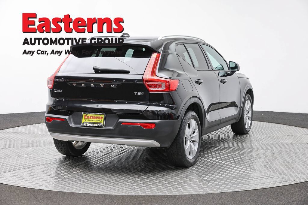 Used 2022 Volvo XC40 T5 Momentum AWD/4WD image 7