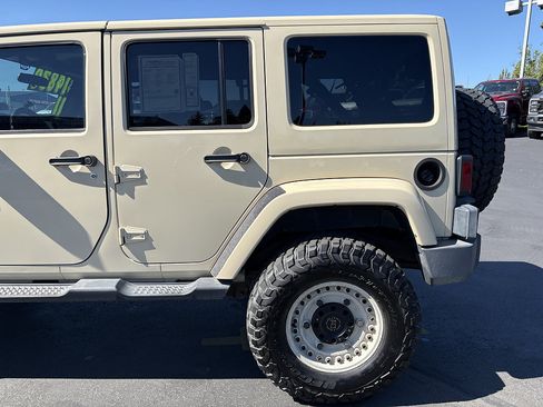 Used 2011 Jeep Wrangler Unlimited Sahara w/ Connectivity Group AWD/4WD image 11