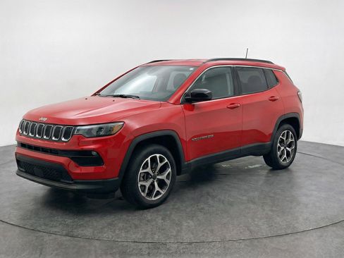 Used 2025 Jeep Compass Latitude AWD/4WD image 3