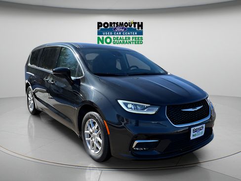 Used 2024 Chrysler Pacifica Touring-L FWD image 22