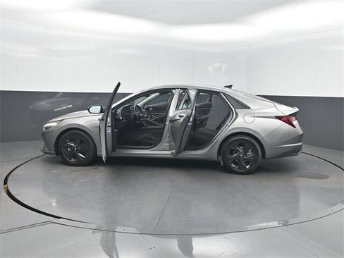 Used 2021 Hyundai Elantra SEL w/ Convenience Package image 40