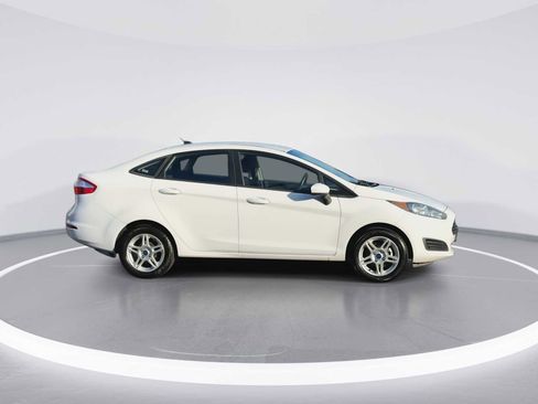 Used 2017 Ford Fiesta SE image 9