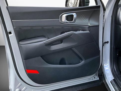 Used 2023 Kia Sorento SX image 18