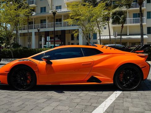 Used 2022 Lamborghini Huracan STO image 12