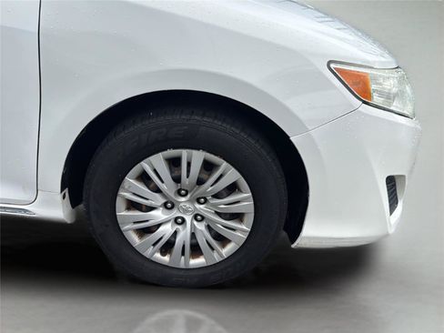 Used 2012 Toyota Camry LE FWD image 29