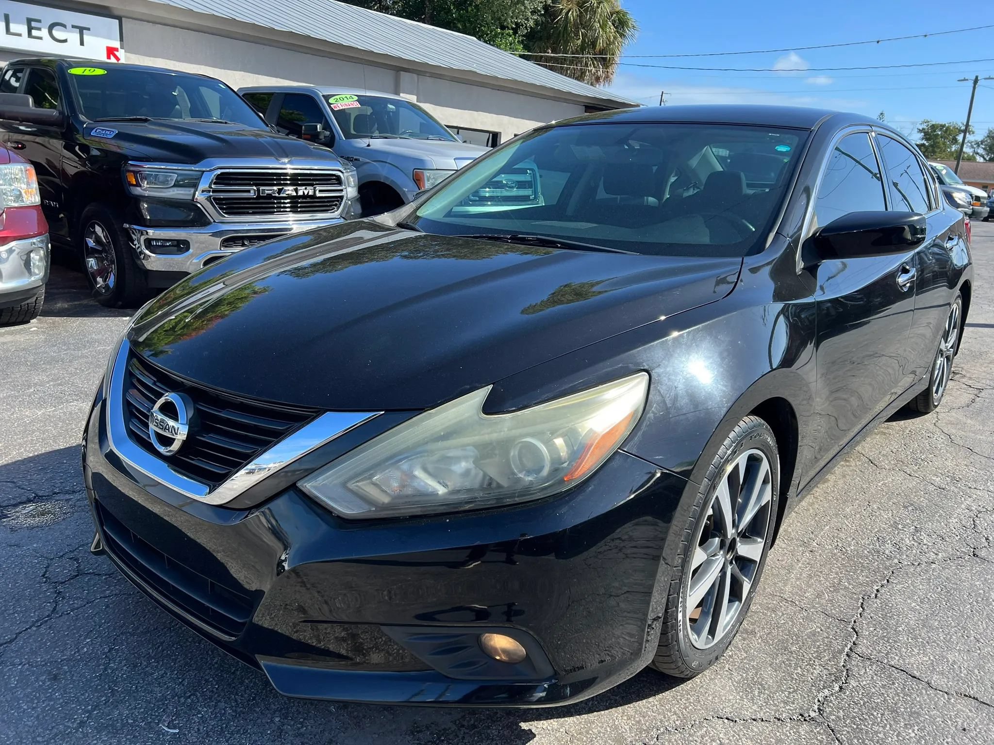 Used 2017 Nissan Altima 2.5 SR FWD image 2