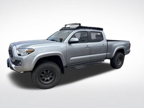 Used 2022 Toyota Tacoma SR5 AWD/4WD image 2