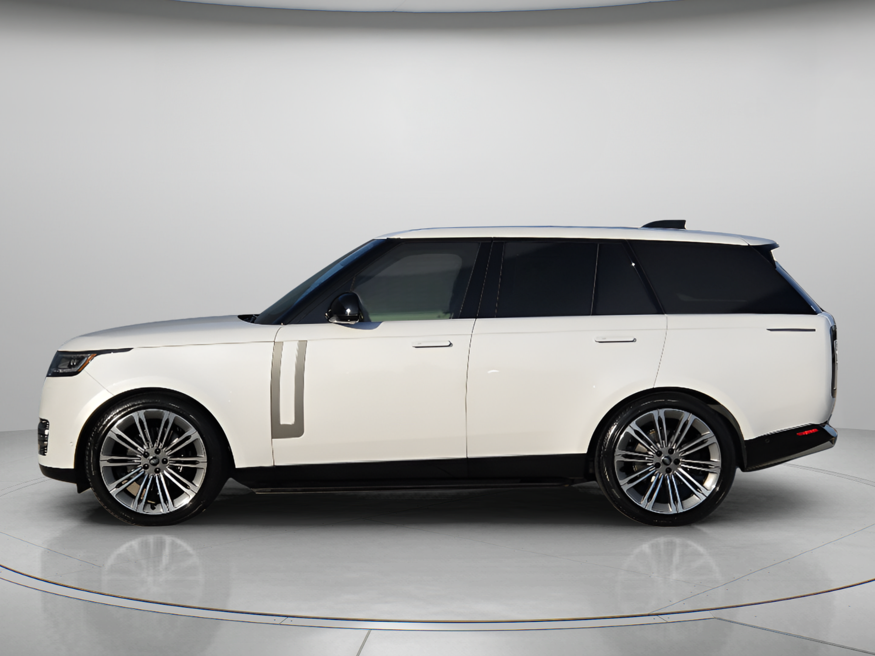 Used 2024 Land Rover Range Rover SE AWD/4WD image 2