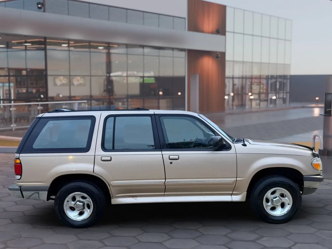 Used 1996 Ford Explorer 4WD 4-Door image 4