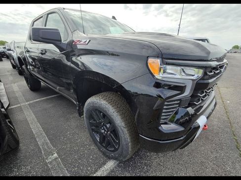 Used 2026 Chevrolet Silverado 1500 LT Trail Boss w/ Convenience Package II AWD/4WD image 2