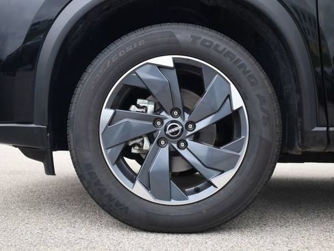 Certified 2025 Nissan Rogue SV FWD image 9