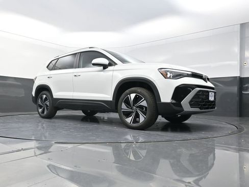 New 2026 Volkswagen Taos SE image 19