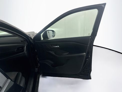 Used 2025 Nissan Rogue SV FWD image 33