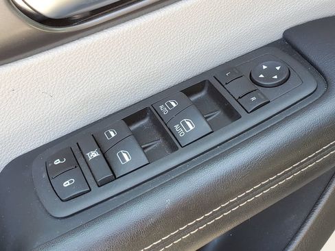 Used 2023 Chrysler Pacifica Touring-L AWD/4WD image 23