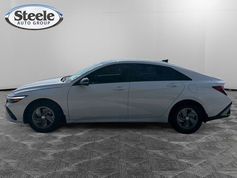 Used 2024 Hyundai Elantra SE FWD image 2