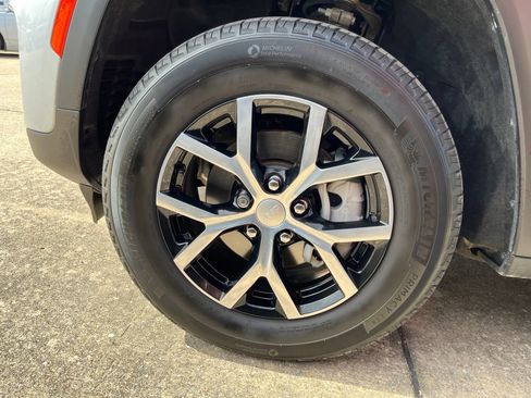 Used 2024 Jeep Grand Cherokee Limited RWD image 7