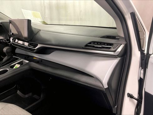 Used 2025 Toyota Sienna LE image 13