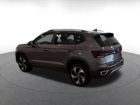 Used 2026 Volkswagen Taos SE AWD/4WD image 8