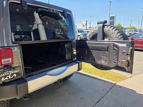 Used 2014 Jeep Wrangler Unlimited Sahara w/ Max Tow Package AWD/4WD image 13