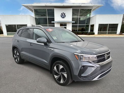 Certified 2024 Volkswagen Taos SE image 1