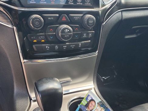 Used 2020 Jeep Grand Cherokee Limited w/ Luxury Group II image 16